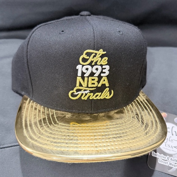 Exclusive Mitchell & Ness Chicago Bulls Snapback Hat Cap Black/Gold Finals 1993 - Picture 3 of 5